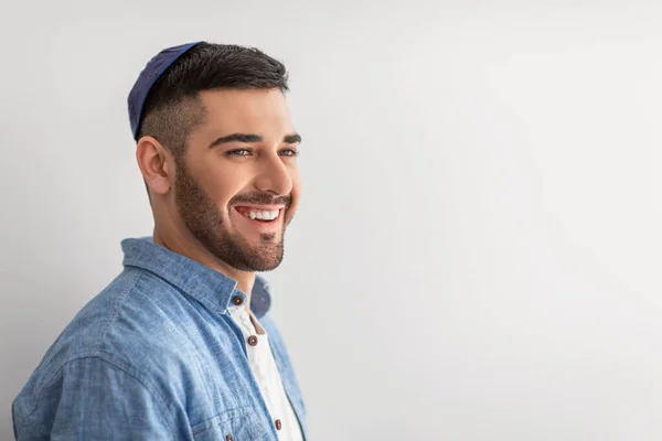 Närbild porträtt av leende jude man i Yarmulke — Stockfoto