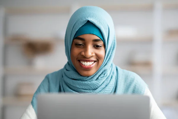 Close-up tiro de preto muçulmano senhora no azul hijab usando laptop — Fotografia de Stock