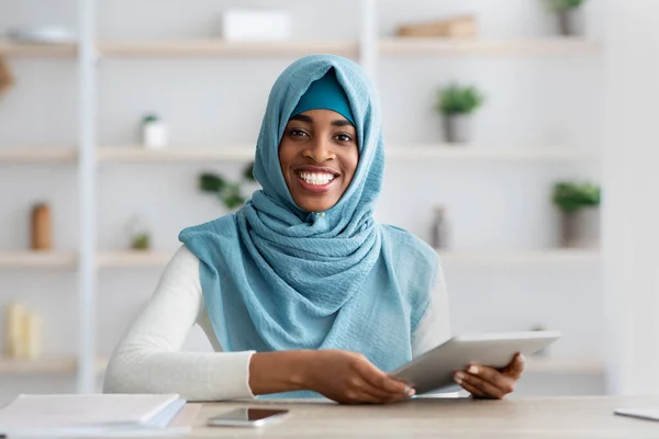Modern Entreneurship. Fiatal fekete muszlim üzletasszony segítségével digitális tabletta az irodában — Stock Fotó