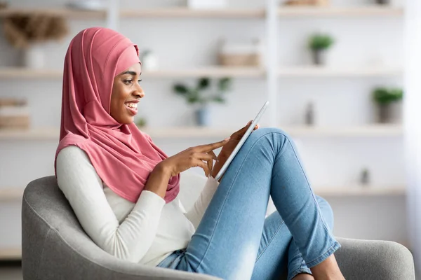 Retrato de la dama negra islámica en Hijab usando tableta digital en casa — Foto de Stock