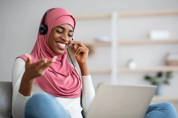 Komunikasi jarak jauh. Wanita Islam Hitam Dalam Hijab Dan Headset Membuat Video Panggilan — Stok Foto