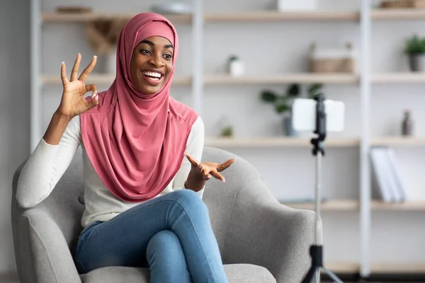 Dama Islámica Negra En Hijab Usando Smartphone Para Grabar Video En Casa — Foto de Stock