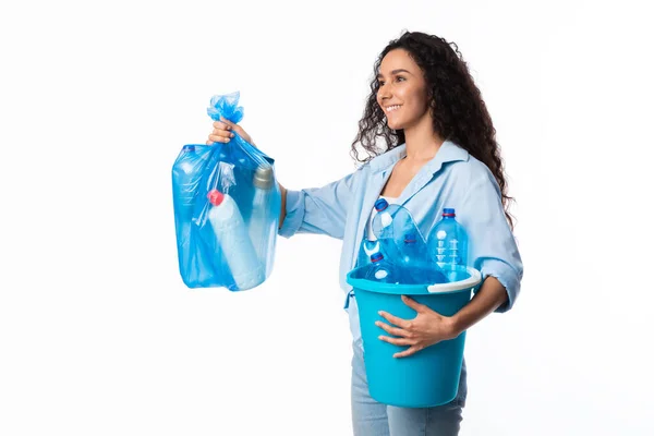 Glückliche weibliche Giving Bag mit Plastikmüll Blick von der Seite, Studio — Stockfoto