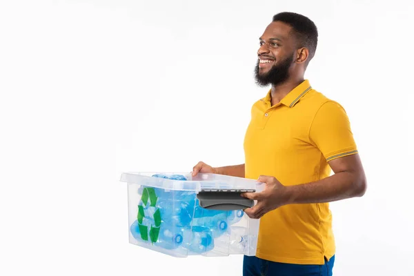 Black Guy Holding Box With Recycling Sign, White Background, Side-View — Stock Photo, Image