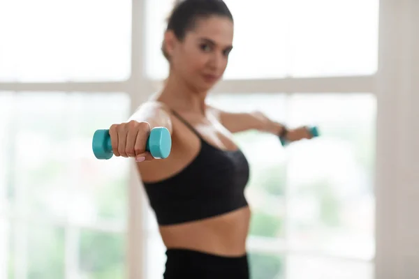 Sporty Woman Exercising With Two Dumbbells And Posing — Stock Photo, Image