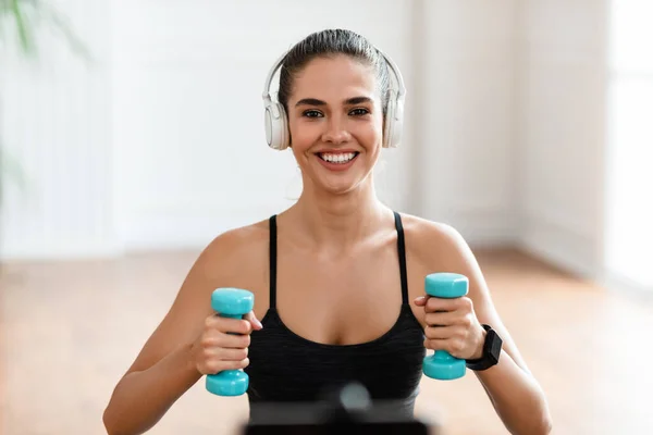 Happy Sporty Woman Exercising With Two Dumbbells And Posing — Stock Photo, Image