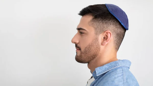 Closeup portrait of serious jewish man in kippa — Stock Photo, Image