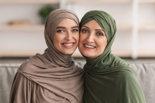 Portrait Of Muslim Woman And Adult Daughter In Hijab Indoor — Stok Foto