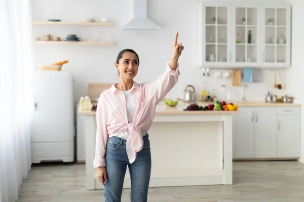 Smart Home Concept. Millennial kvinna pekande finger upp i luften — Stockfoto