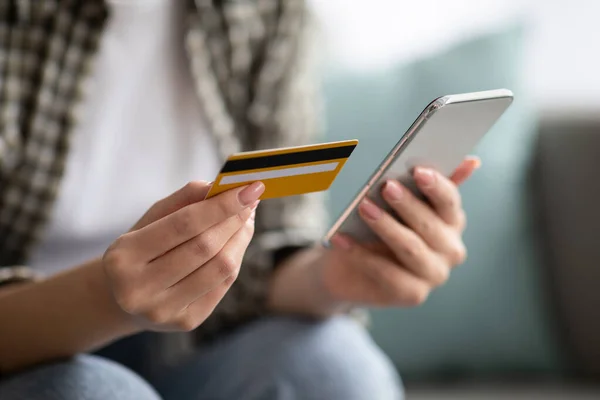 Cropped of lady holding mobile phone and credit card — Stock Photo, Image