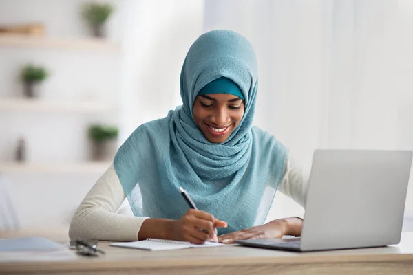 Távoktatási koncepció. Mosolygó fekete iszlám nő Hidzsáb tanulmány Laptop — Stock Fotó