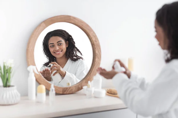 Schönheitsbehandlungen, Feuchtigkeitsprüfung der Haut und Kosmetik, Pflege zu Hause — Stockfoto