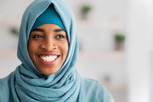 Красива молода чорна ісламська леді в хіджабі, посміхаючись і дивлячись геть, Крупним планом — стокове фото