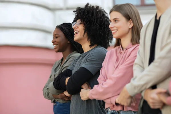 Des gens faisant grève dans la rue, se tenant la main, copiant de l'espace — Photo