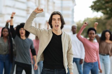 Eylemciler slogan atıyorlar, sokakta grev yapıyorlar