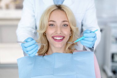 Diş kliniğine giden gülümseyen kadın hasta portresi