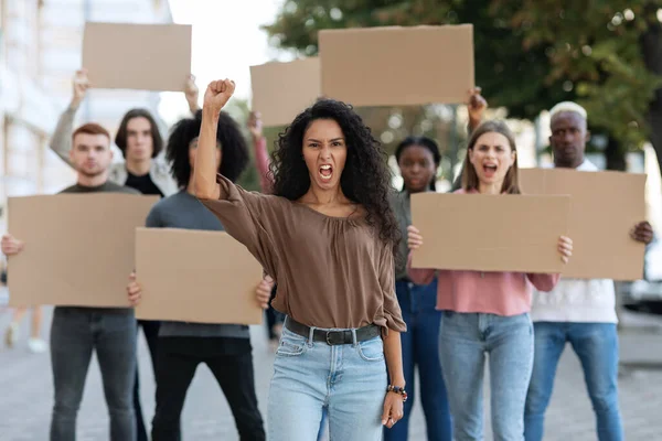 Motivovaný ženský vůdce stojící nad multiraciální skupinou demonstrantů — Stock fotografie