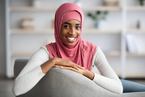 Portré mosolygó fiatal fekete nő Hidzsáb pózol otthon Belül — Stock Fotó