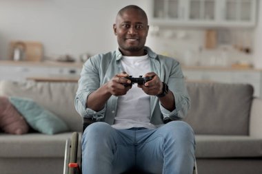 Evde eğlence, modern cihazlar, boş zamanlarında online oyun, kendini izole etme.