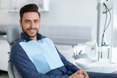 Diş hekimliğinde gülümseyen genç hasta, kopyalama alanı
