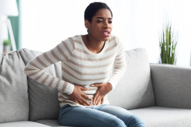 Mide Ache. Genç Afrikalı Kadın Şiddetli Karın Ağrısı Çekiyor