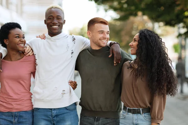 Internationell grupp av studenter kramas när de står på gatan — Stockfoto