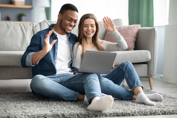 Comunicação online. feliz interracial casal fazendo vídeo chamada no laptop — Fotografia de Stock