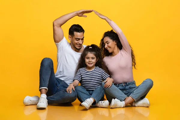 Protection familiale. Aimer les parents du Moyen-Orient faire toit des mains au-dessus de la petite fille — Photo