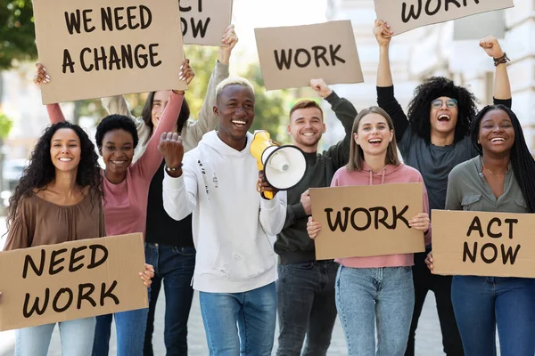 Hombre negro liderando un grupo multirracial de personas que protestan contra el bloqueo — Foto de Stock