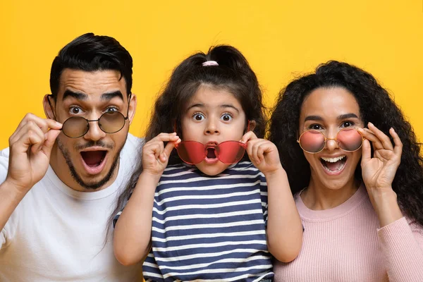 Yaz tatili. Heyecanlı Arap anne, baba ve kızı renkli modern güneş gözlüğü takıyor. — Stok fotoğraf