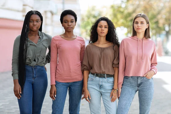 Gruppo multirazziale di donne millenarie in piedi sulla strada — Foto Stock