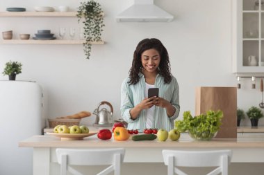 İnternetten alışveriş, yiyecek ve bakkal parası. Akşam yemeği için yeni tarif