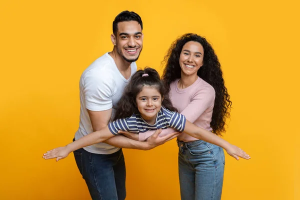 Retrato de pais felizes do Oriente Médio brincando com sua filha — Fotografia de Stock