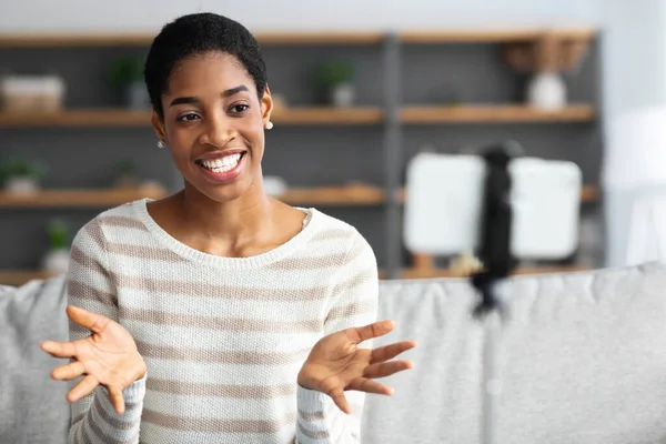 Moderne Bloger. zwart vrouwelijke invloed opnemen video voor haar log thuis — Stockfoto