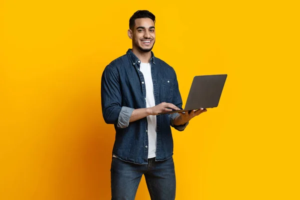 Schöner arabischer Kerl genießt seinen neuen modernen Laptop — Stockfoto