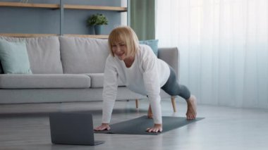 Ev Kalasında Dizüstü Bilgisayarında Sportif Son Sınıf Kadın