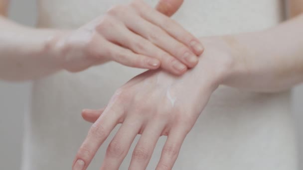 Trattamento di bellezza per la pelle delle mani. Primo piano colpo di donna irriconoscibile applicare crema idratante sulle palme — Video Stock