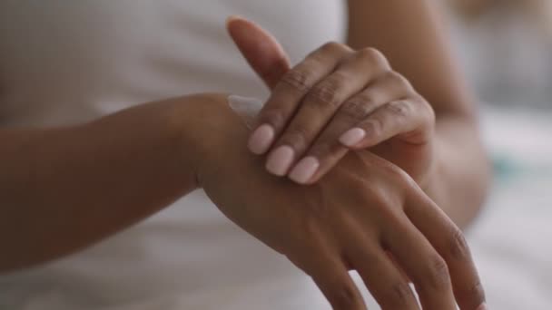 Jovem senhora afro-americana aplicando loção de espuma de mimos nas mãos, conceito de proteção solar, tiro de perto — Vídeo de Stock