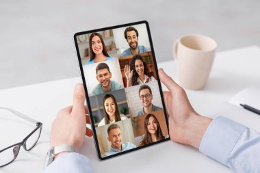 Meslektaşlarla Görüntü Çağrısı için Ofiste Tanımlanamayan Adam Sayısal Tablet Kullanıyor
