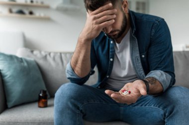 İntihar, sağlık sorunları, depresyon ve kötü his. Acı, derin mutsuzluk