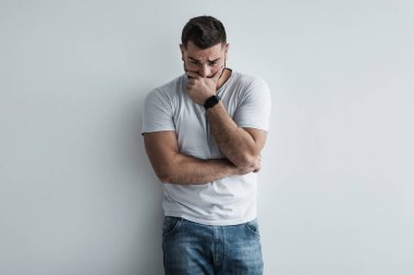 Mutsuz, bunalımlı, beyaz, çaresiz, yalnız, stresli ve endişeli bir erkek.