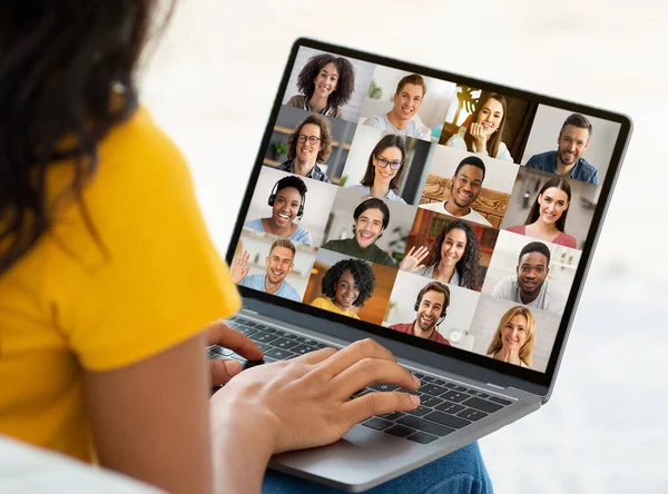 Conferência online. Mulher negra irreconhecível usando laptop para chamada de vídeo em grupo ao ar livre — Fotografia de Stock