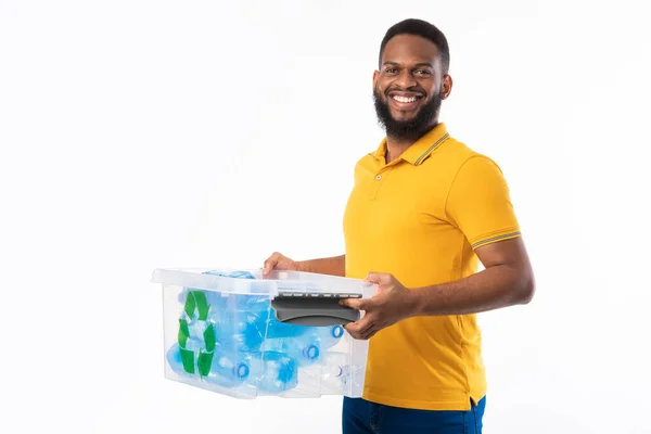 Afroamerikaner Guy Holding Recycle Box mit Kunststoff, weißer Hintergrund — Stockfoto