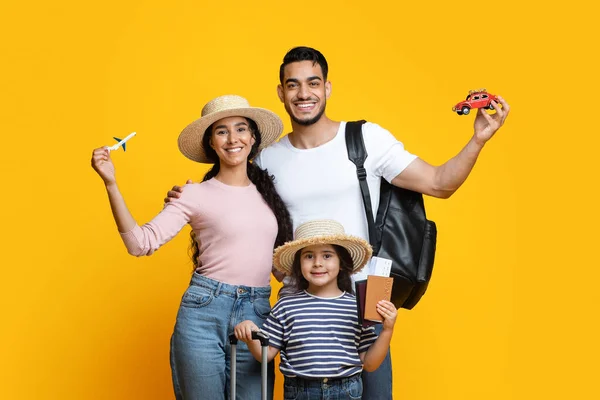 Feliz sorrindo pais do Oriente Médio e pequena filha pronta para viagens em família — Fotografia de Stock