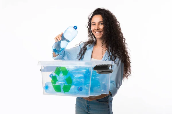 Weibchen setzen Flasche zu Box mit Recycling-Symbol, weißer Hintergrund — Stockfoto