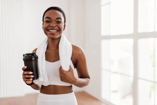 Retrato de la hermosa mujer negra sonriente deportiva en ropa deportiva blanca — Foto de Stock