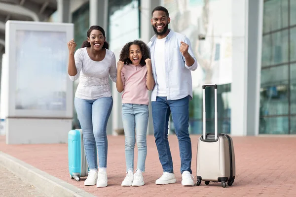 Feliz família afro viajando com criança, gritando sim — Fotografia de Stock