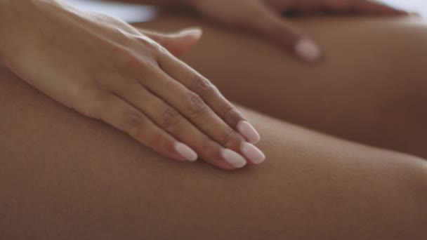 Selülit önleyici kozmetik. Tanımlanamayan Afrikalı Amerikalı kadın kalçalarına bakım kozmetik uyguluyor, cildini pürüzsüz yapıyor. — Stok video