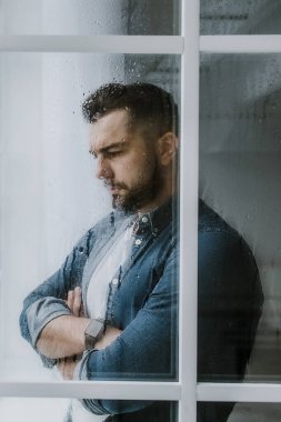 Derin depresyon, sosyal temastan kaçınma, evde kendini soyutlama. Anksiyete ve agorafobi