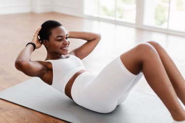 Gülümseyen Siyah Kadın Yoga Mat 'te Çıtırtı Egzersizi Yapıyor